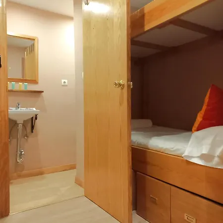 Refugio Alpino En La Plaza De Pradollano